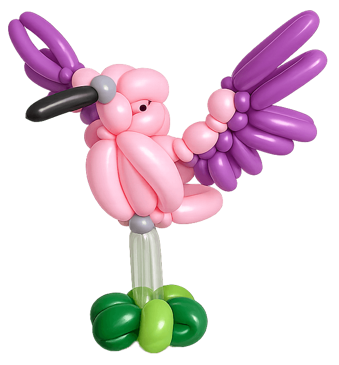 Een figuur gemaakt van ballonnen toont een vogel met roze lichaam, paarse vleugels en een zwarte snavel. Voeten zijn groen. Achtergrond is effen.
