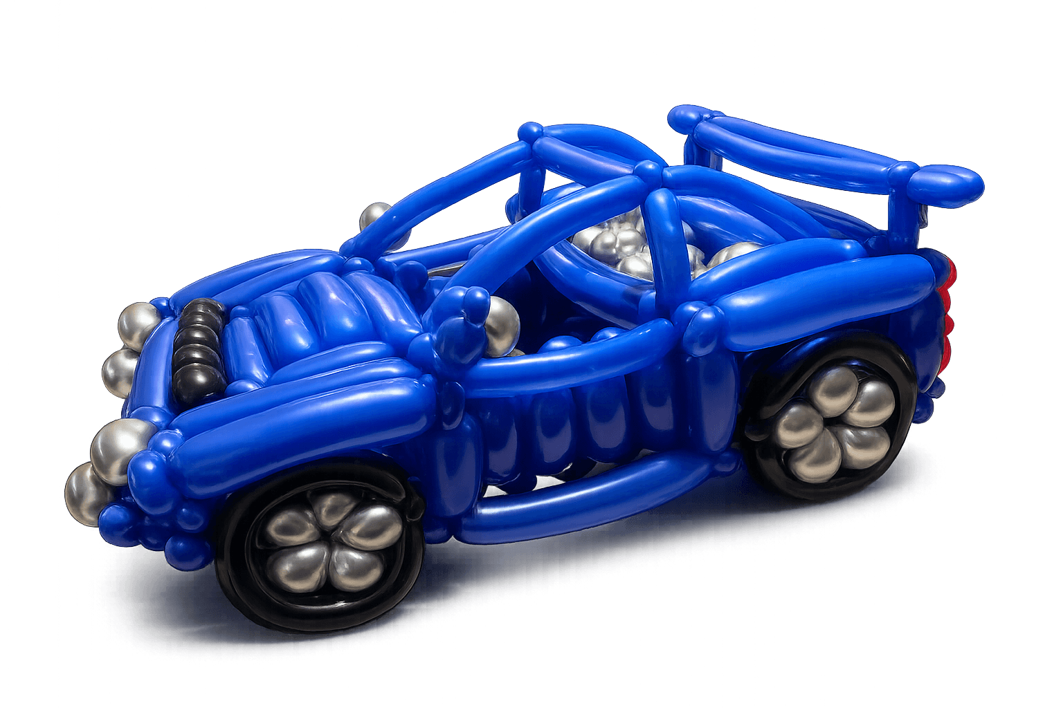 Een auto gemaakt van blauwe, zwarte en zilverkleurige ballonnen. Het voertuig staat op een donkere achtergrond met lichteffecten.