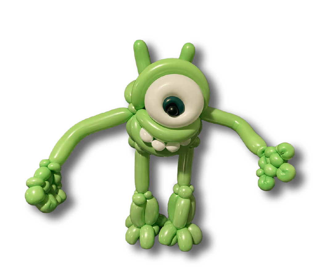 Ballonfiguur in de vorm van een groen wezen met één groot oog, twee armen, benen en kleine tanden. Gemaakt van meerdere ballonnen.